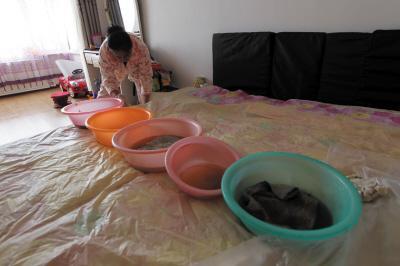 普定楼上漏水，住户失联，小区没物管，业主维权难！律师来支招……